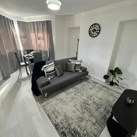 2 Bedroom With Garden- Wembley